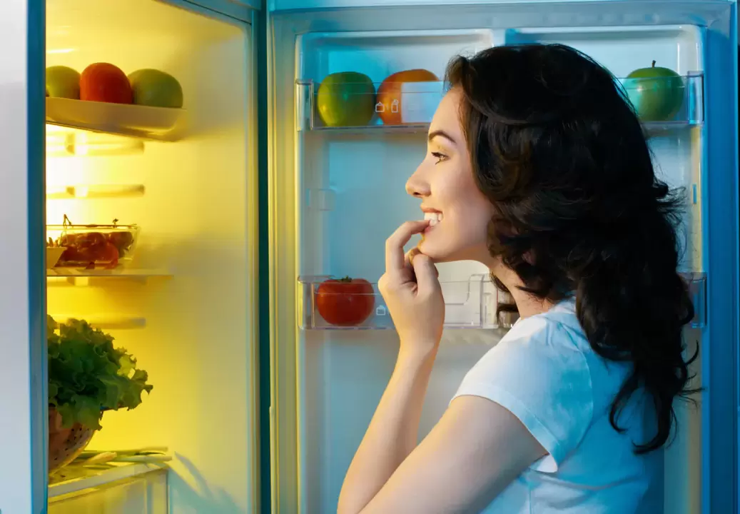 the girl looks in the refrigerator during rapid weight loss