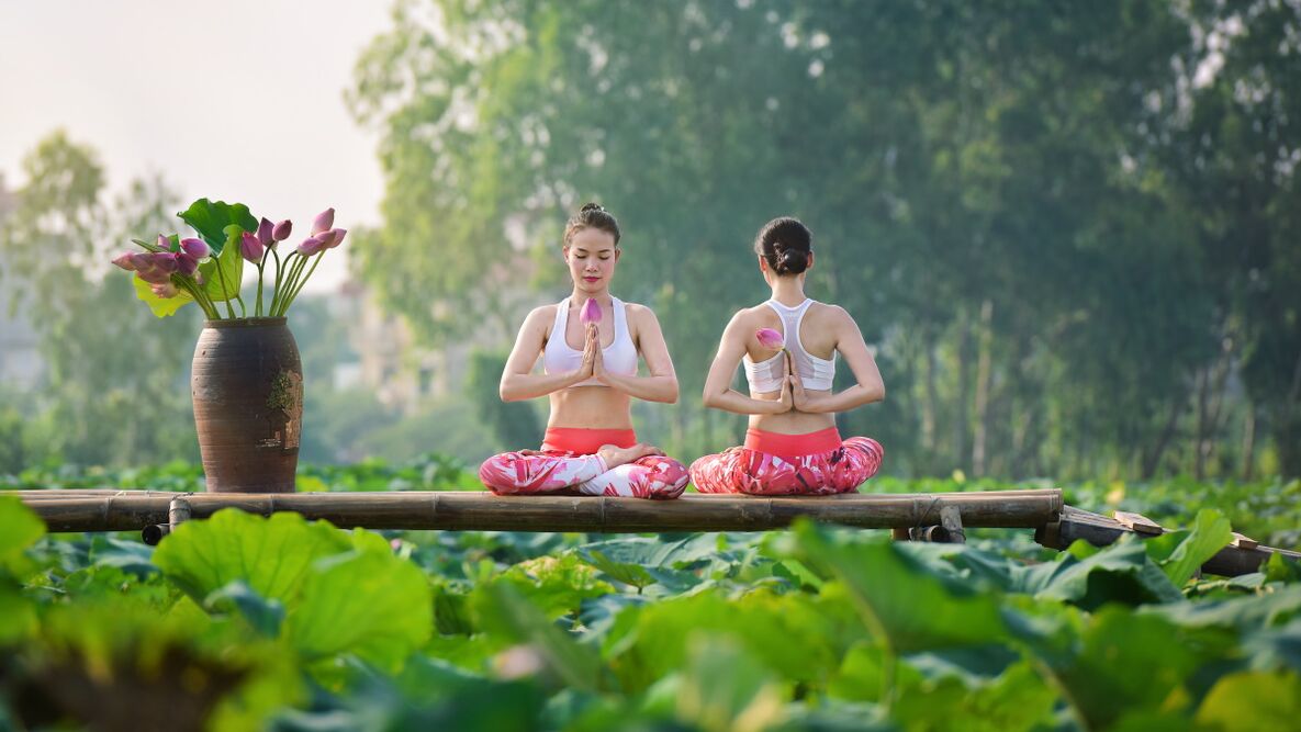 The girls in the laying of the lotus